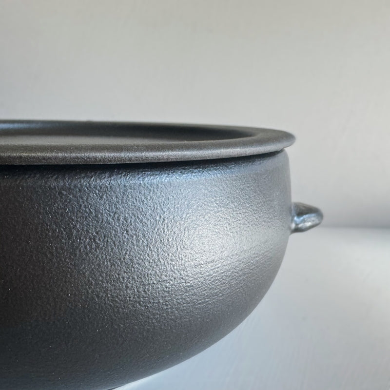 Black oven safe rice bowl, handcrafted in Gifu prefecture Japan. 