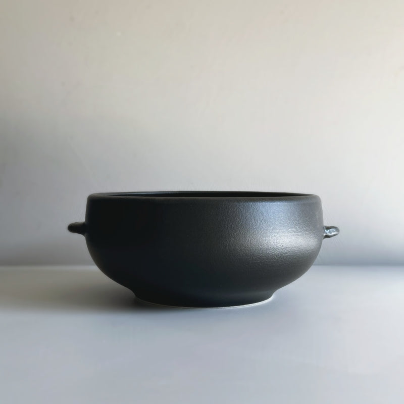 Black oven safe rice bowl, handcrafted in Gifu prefecture Japan. 