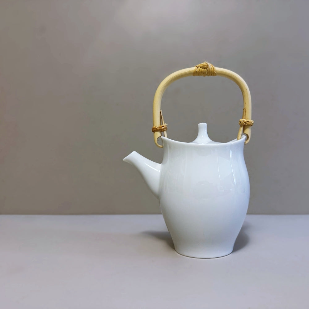 Japanese porcelain teapot 420ml, made in Japan, Mino Ware. Available at Toka Ceramics.