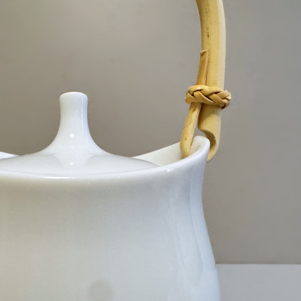 Japanese porcelain teapot 420ml, made in Japan, Mino Ware. Available at Toka Ceramics.