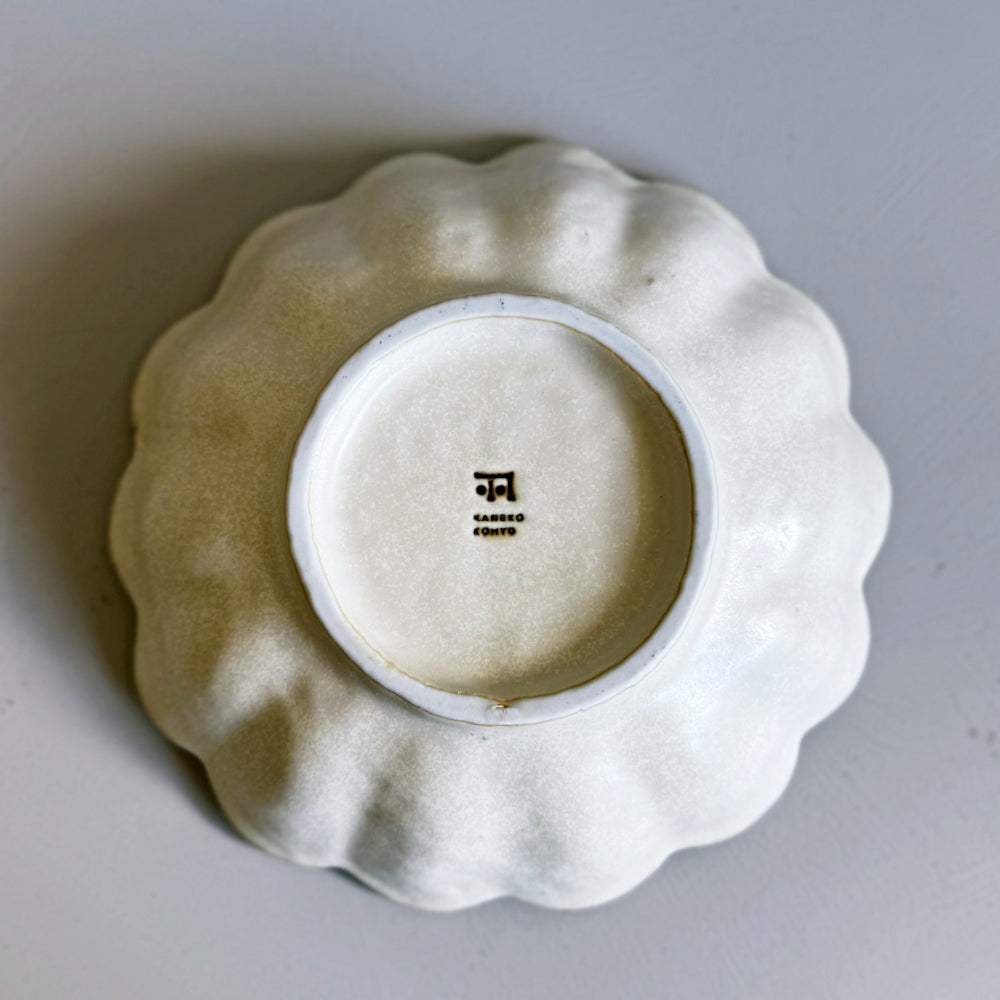 Kaneko Kohyo Rinka  Serving Bowl 21cm in white, Mino ware made in Japan. Available at Toka Ceramics.